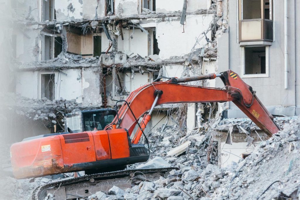 limpieza-escombros-construccion-cucharon-excavadora-excavadora-demolicion-edificios-min